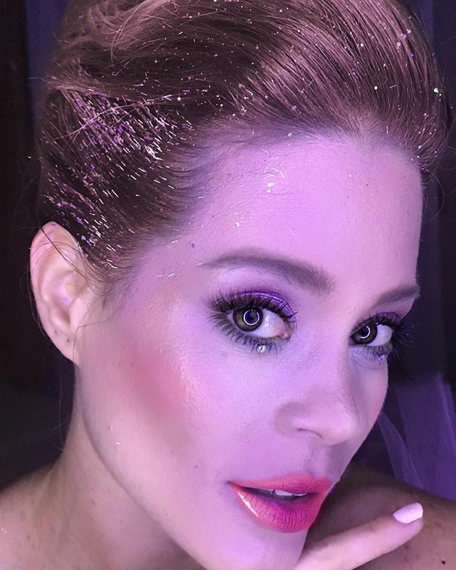 Muñeca etérea!!
Tremenda produccion, tremendo equipo !!!❤️
En esta oportunidad acompañando los vestidos fabulosos que presenta  el genial diseñador <a href="/puchetag/">Pucheta Jr.</a> .
Nuestro arte en el rostro de  @natbetancourth ❤️
Maquillando con los productos de mi  linea de maquillaje @crazyque…