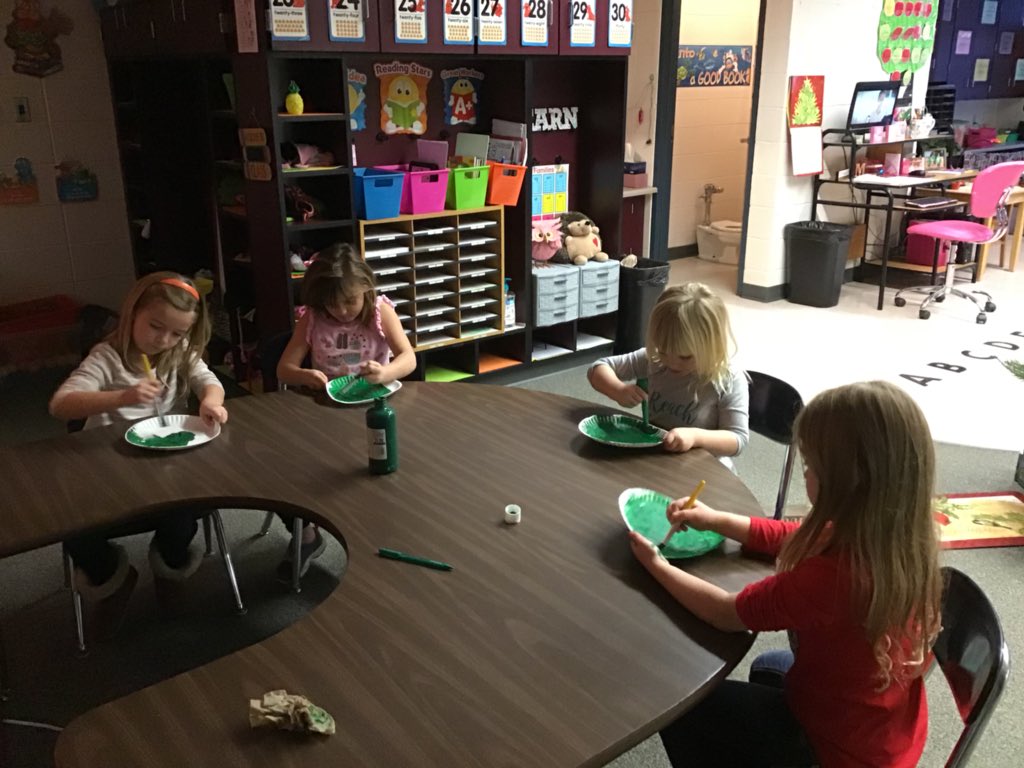 JCDMissCarter's tweet photo. We are painting our Christmas project. https://t.co/Ujm70cZrto