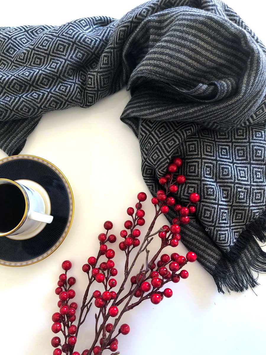 definiteglam1's tweet photo. Let the festive preparation be pleasant &amp; full of magic🌲🌲🌲https://t.co/QDDUB5xkDg…/diamond-patterned-muffler…/ #definiteglam #xmas https://t.co/AYG5cVC6Wy