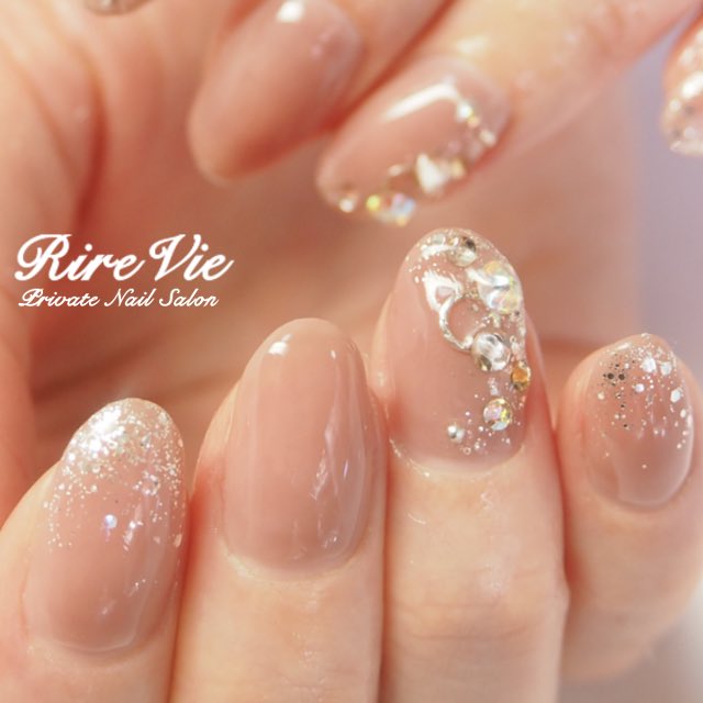 P N S Rirevie Sur Twitter 全体的に指先をキラキラ輝かせてイルミネーションにも負けない冬のお手元を叶えちゃいましょう 上品ネイル 雪の結晶ネイル 冬ネイル 赤ネイル ストーンネイル ラメ オフィスネイル グラデーション 大理石 ニュアンス 大人