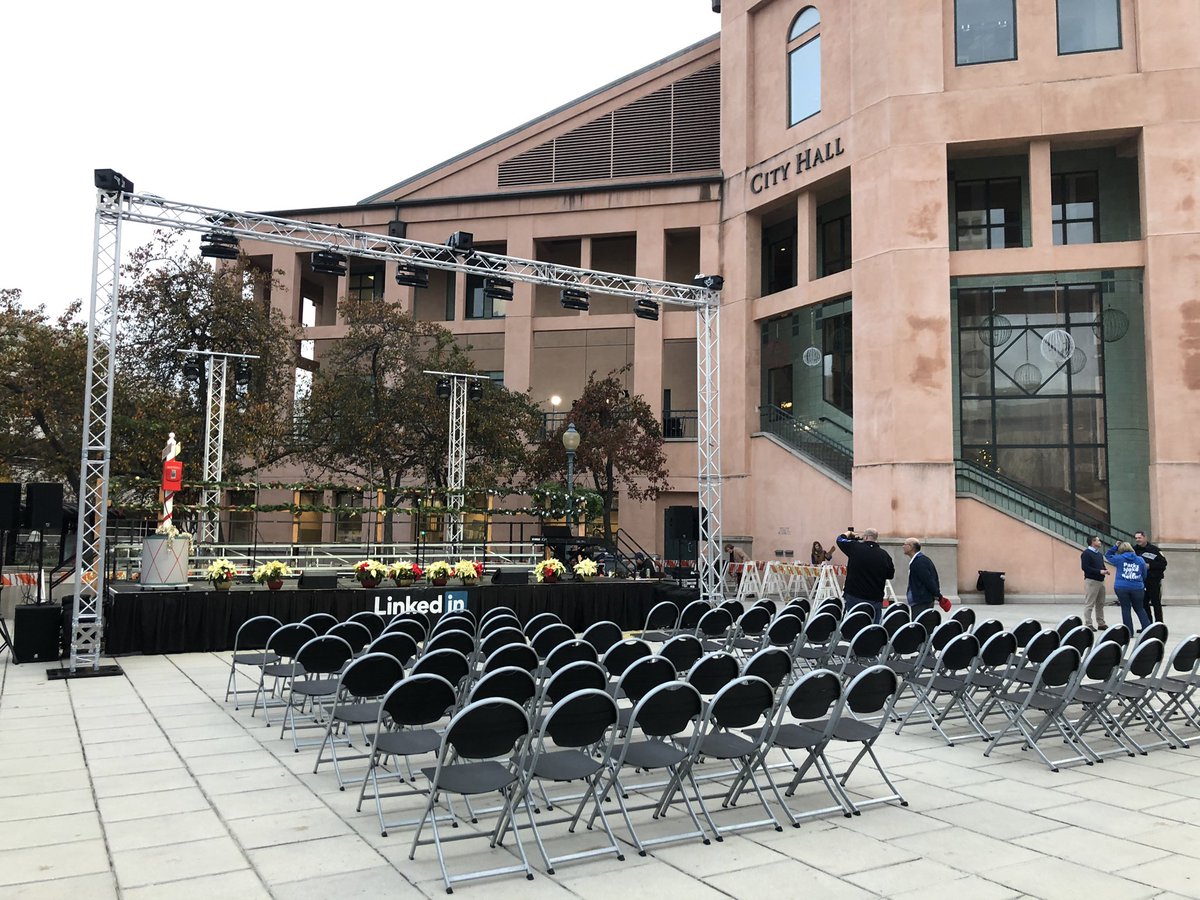 RHandaNBC's tweet image. #MtView preparing for #TreeLighting ceremony at city hall.