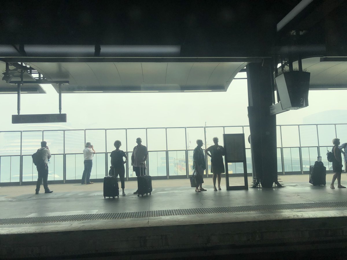 blakthumb_au's tweet photo. This is what #Sydney looks like today. Our fair city is choking from the smoke of millions of hectares of bushland burning or burnt.
Yet, our #auspol does nothing. Doesn’t even acknowledge #climateimpact let alone do something about it. We must #backimpact for future generations. https://t.co/cBQ3M7hSpj