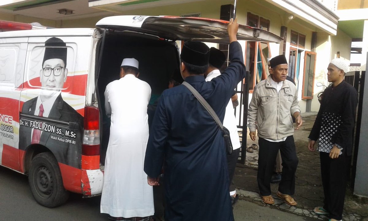 GerindraKabBgr's tweet photo. Kegiatan ambulance Dr. H. FADLI ZON SS.,https://t.co/7KawyeJUIK mengantar jenazah almarhumah ibu Hj YOHANAH dari kp CITEKO PENTAS di bawa ke TPU LEMBAH NYIUR CISARUA https://t.co/095yZGJ5Hp