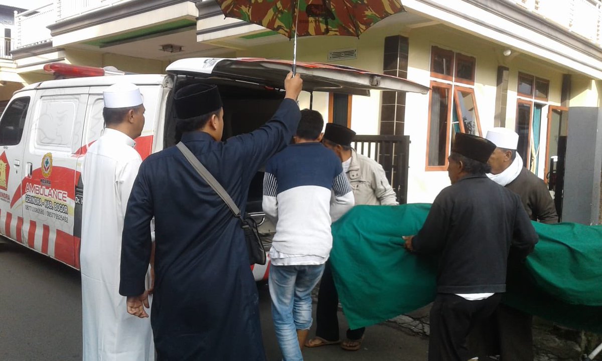 GerindraKabBgr's tweet photo. Kegiatan ambulance Dr. H. FADLI ZON SS.,https://t.co/7KawyeJUIK mengantar jenazah almarhumah ibu Hj YOHANAH dari kp CITEKO PENTAS di bawa ke TPU LEMBAH NYIUR CISARUA https://t.co/095yZGJ5Hp