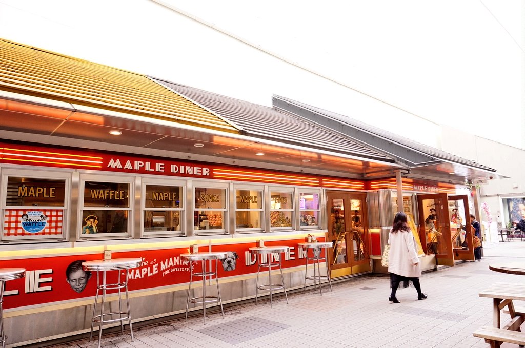 JR新宿駅南口からすぐ！アメリカの古き良き時代のダイナーをイメージ