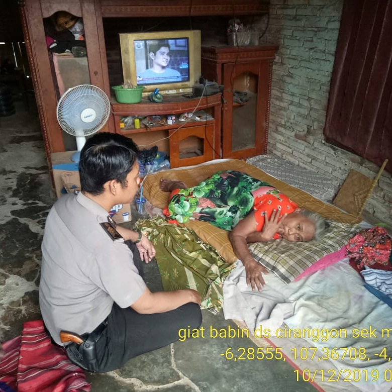 Bhabhinkamtibmas Desa ciranggon sambang Bripka Iip samsul Aripin pada hari Selasa tanggal 10 Desember 2019,jam 09.25 wib melaksanakan giat sambang simapatik menjenguk warga yang mengalami sakit komplikasi
#humasreskrw