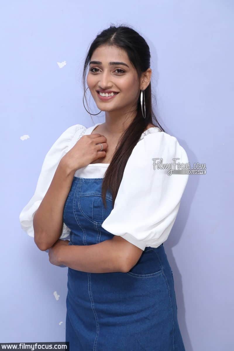 FilmyFocus's tweet photo. #Husharu Fame #PriyaVadlamani Latest Photo Shoot.!
#ActressPriyaVadlamani, #Husharu, #PremakuRaincheck, #Priya, #PriyaVadlamani, #Shubhalekhalu @PriyaVadlamani
See More : https://t.co/XQIonnad4n https://t.co/kjFEx5BPix