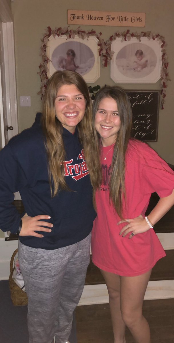 MiaMeshell's tweet photo. happy 18th to this amazing sister of mine, keep being a ray of sunshine💛 @lynsey_martinn https://t.co/HKyDuZuB9a