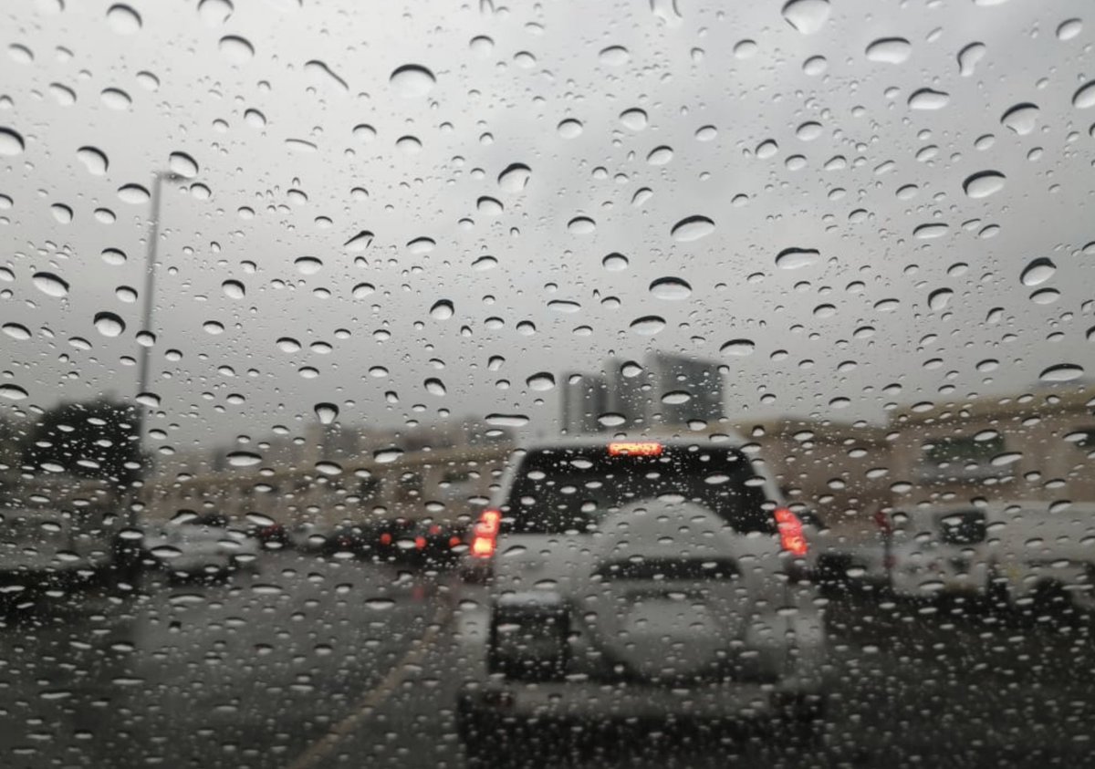 khaleejtimes's tweet photo. Photos: #Rain hits parts of #UAE on Tuesday morning
https://t.co/AVJZW1lOYE https://t.co/3GL220rUv6
