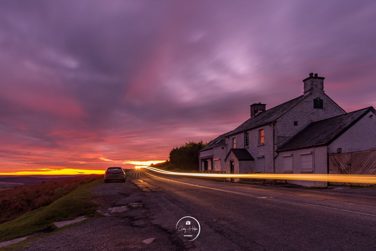 GaryHolpin's tweet image. Today's photo - a car passes the highest pub in Devon beneath a beautiful winter  #sunset 

#Dartmoor #LoveDevon 

@VisitDevon @visitsouthdevon @ThePhotoHour @EarthandClouds  @DevonLife @VisitDartmoor @Warrenhouseinn