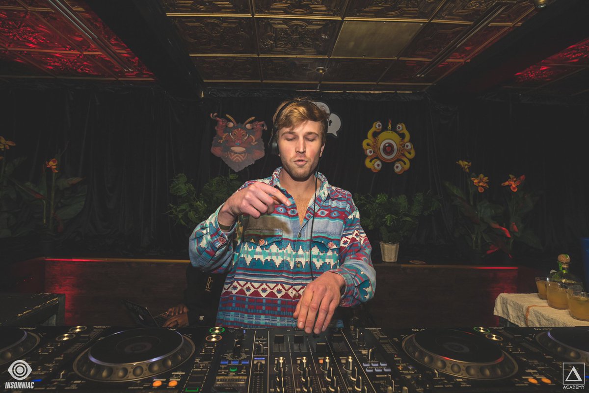plumpybeats's tweet photo. . @JSTJR’s EP &amp; Holiday Party was mental. This was a shoulder to shoulder packed floor from start to end with a bunch of moombaes. Thank you ♥️ @GroupChatClub, @insomniacevents, FoodBank, @academy__la and everybody that was there to celebrate/help those in need. 📸@alexvarsaphoto https://t.co/hdwkSY6knV