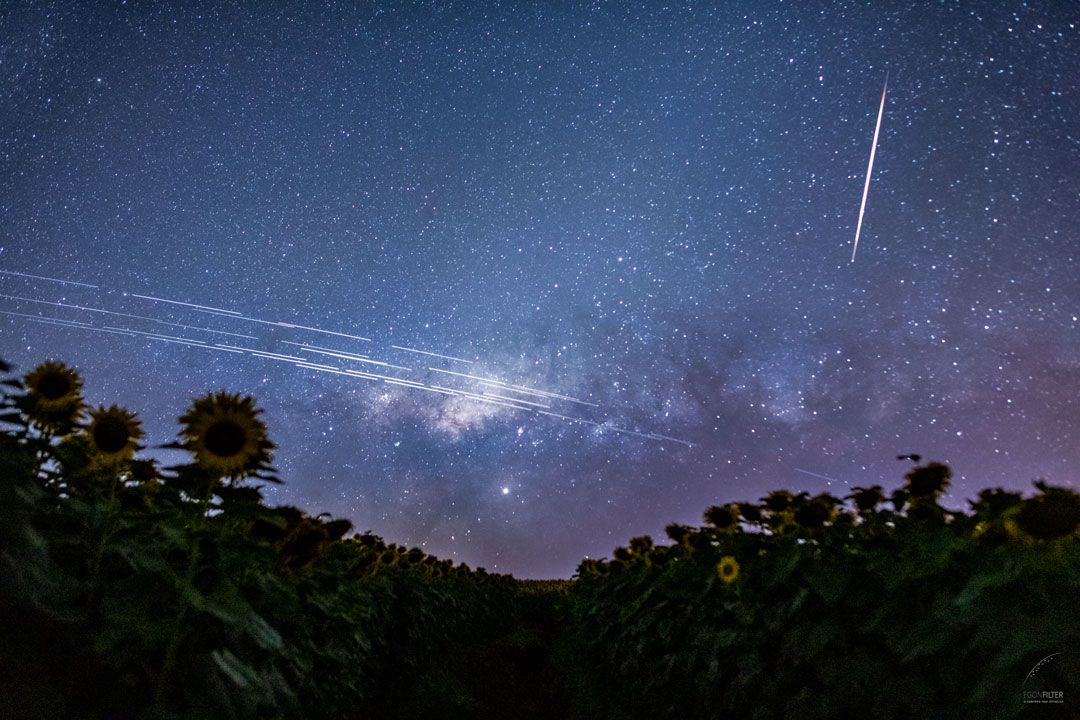 What are those streaks over the horizon? New Starlink satellites reflecting sunlight. SpaceX launched 60 Starlink communication satellites in May and 60 more in November buff.ly/2RIdSRQ