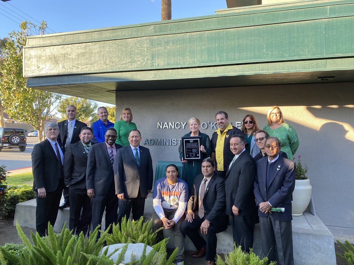 mobinfo_'s tweet photo. Once an Eagle, always an Eagle. We were so proud to dedicate our admin building to Mrs. O’Kelley. We are so proud of your many accomplishments and are lucky to have you as an advocate and friend. EHS 💚’s Mrs. O’Kelley! https://t.co/ulN6ovtdwR
