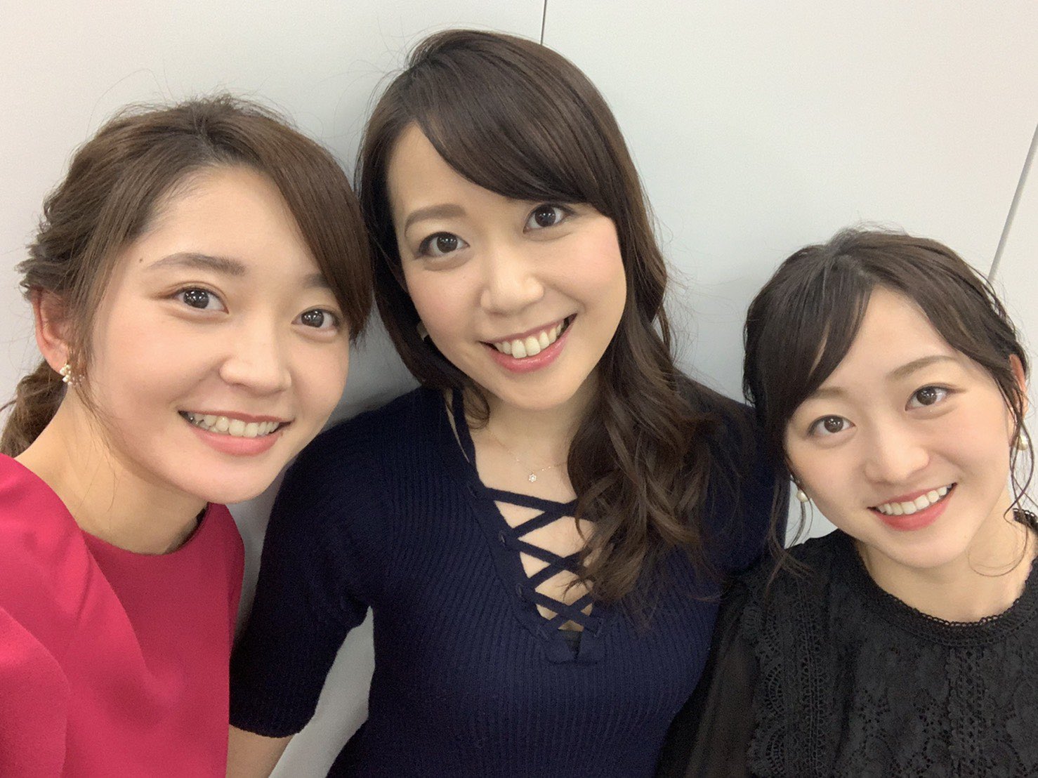 須黒清華 テレビ東京アナウンサー 昨日のoa終わり 竹崎アナと片渕アナのパンツがお揃いみたいで可愛かったからパシャパシャ撮り ついでに真ん中に入れてもらいました 片渕 ちっちゃい テレビ東京 アナウンス部 竹崎由佳 片渕茜 Wbs