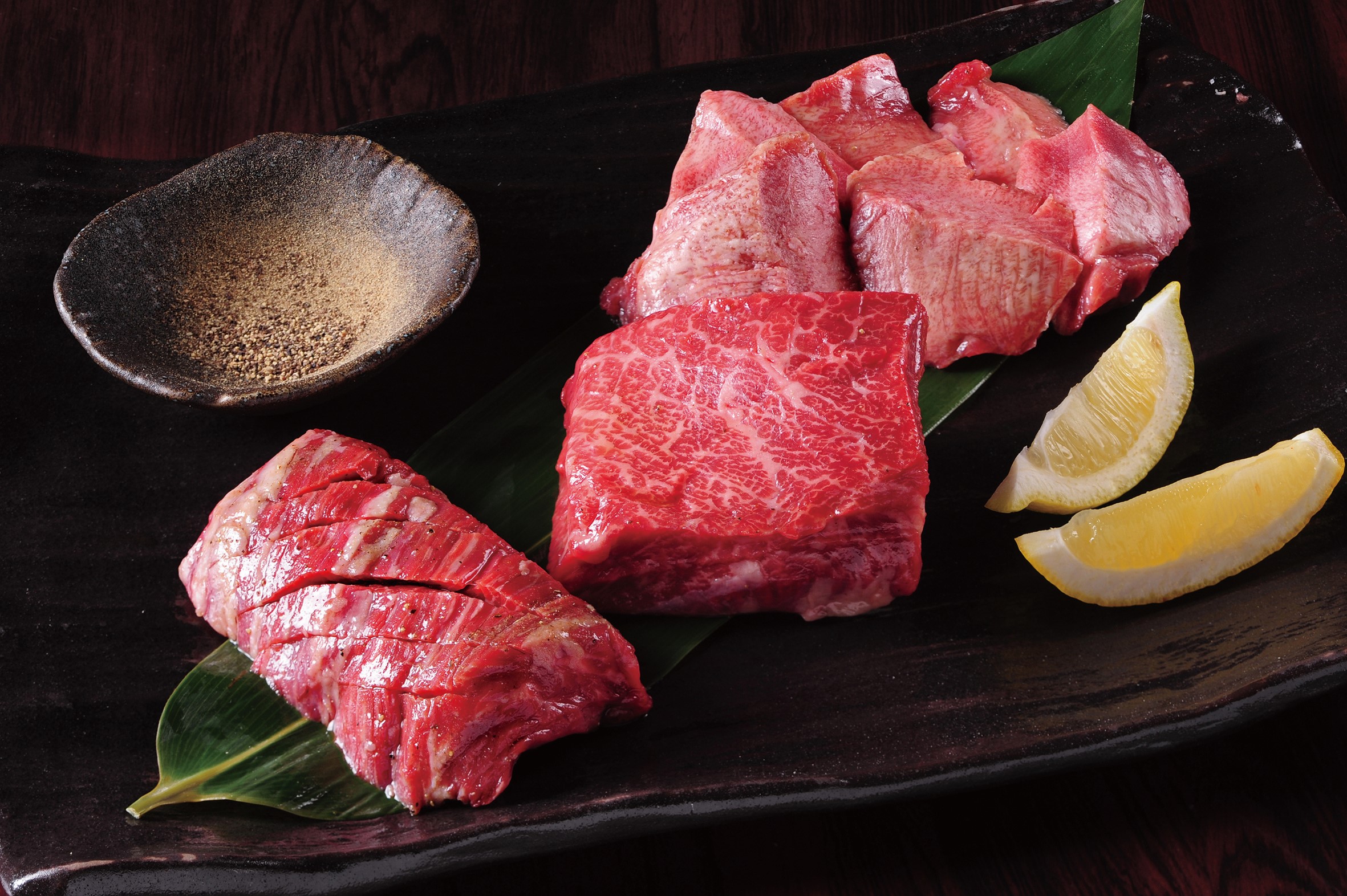 焼肉ざおう近江店 新潟東店 牛タンと厚切りハラミ 希少部位の特選カイノミステーキの盛りあわせ 満足の焼肉3種 3 0円 人気の厚切りメニューがまとめて味わえます 牛タン かいのみ 焼肉希少部位 ハラミ 焼肉ざおう ヤキニクザオウ 焼肉食べ放題