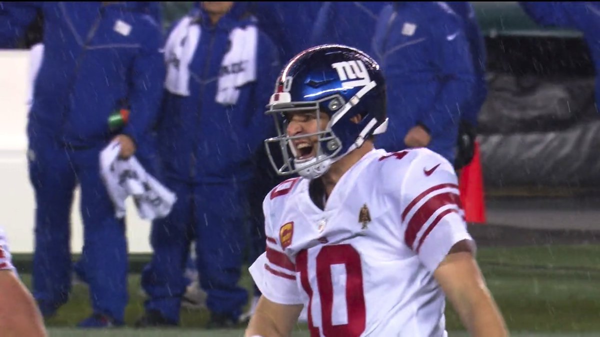ELI
MANNING
IS
BACK!