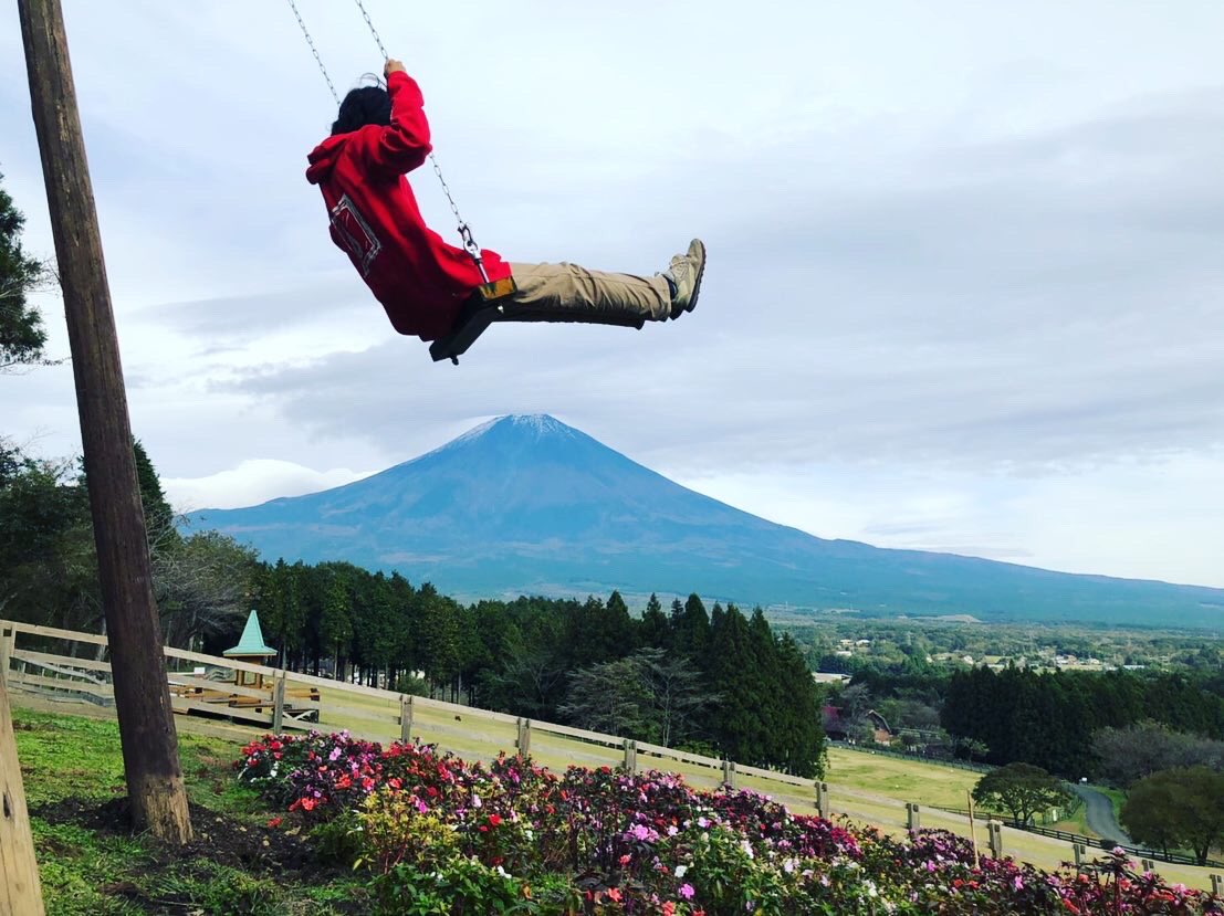 まかいの牧場 公式 در توییتر ヤギお姉さん 放牧場 と 絶景テラス の横に新しく High ハイジのブランコ が誕生 あの有名なアニメに出てくる ブランコ よりさらにhigh なブランコが出来上がりました しかもブランコに乗りながら 富士山 をバックに