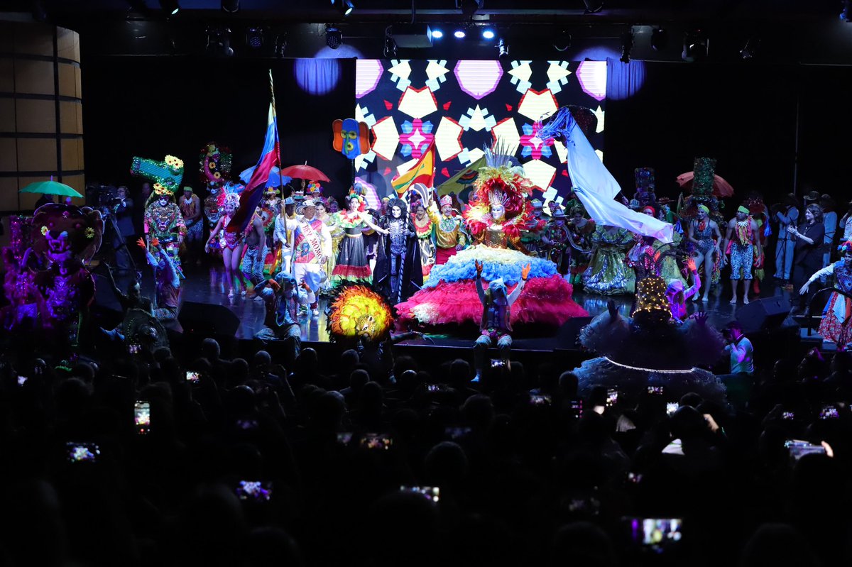 Carnaval_SA's tweet photo. ¡Que suenen los tambores celebramos #CarnavalEnUnesco!🙌🏼🎉 Una noche que exaltó la majestuosidad de las danzas que atesoran el Patrimonio Cultural Inmaterial del Carnaval de Barranquilla ¡Somos símbolo de Colombia en el mundo!🇨🇴🌍 @UNESCO #PatrimonioInmaterial https://t.co/XYXYqF7sWb