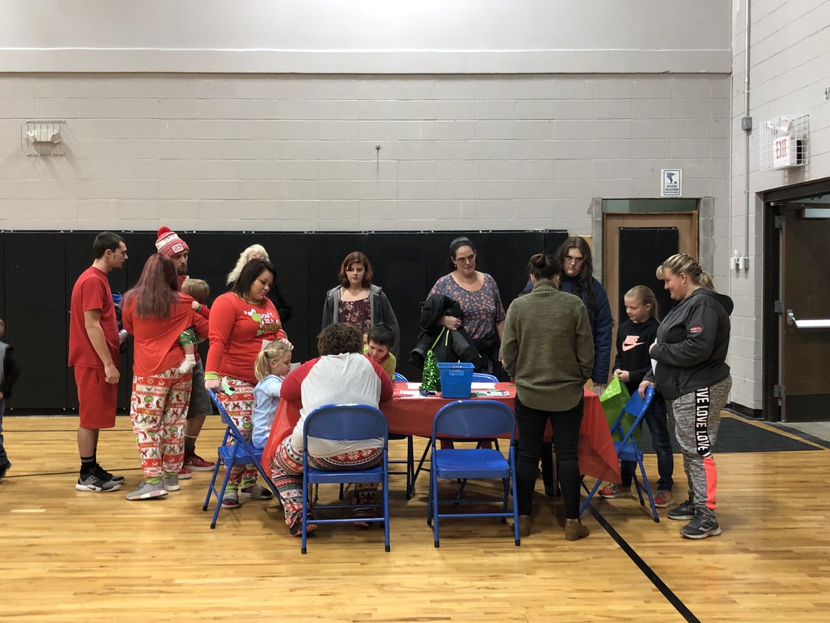 SDESTitle's tweet photo. What a great turnout for our Polar Express Reading Night! Thank you to SDES PTO, staff, and SDHS peer helpers @sdes_cougars Thank you SDES families for joining us 🎄#1DCCS https://t.co/qGaqM7Ja4E