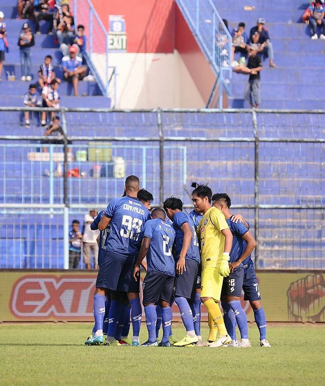 NewsArema's tweet photo. JEBLOKNYA PERFORMA AREMA PADA PENGHUJUNG MUSIM 2019
#AsistenPelatihArema FC, #Kuncoro, membeber analisisnya soal penyebab timnya gagal menampilkan permainan terbaik mereka pada pengujung kompetisi #ShopeeLiga1 2019 ini. Menurutnya, rangkaian hasil tak m… https://t.co/HwcNoTRsEF https://t.co/6H0Ve2fglM