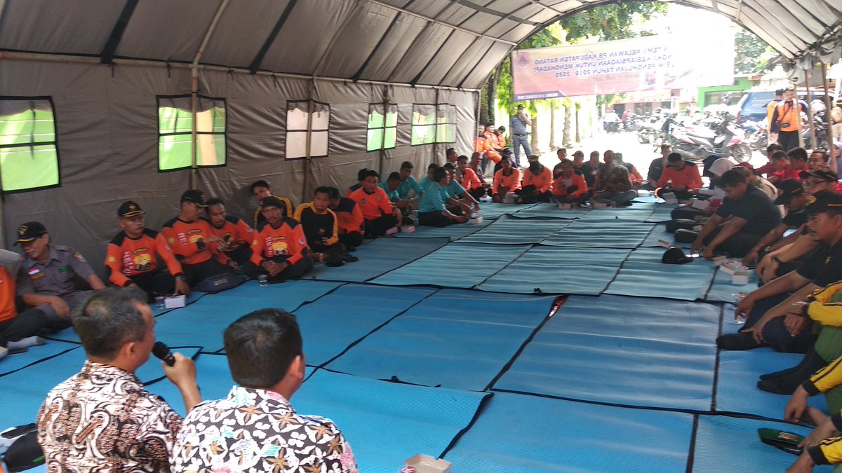 Acara Sarasehan Temu Relawan PB Kab. Batang dalam Rangka Kesiapsiagaan untuk Menghadapi Musim Penghujan 2019/ 2020, Acara di hadiri oleh Bapak Drs. NASIKHIN, MH SEKDA Kab. Batang, didampingi oleh Kepala Pelaksana BPBD Kab. Batang, Ketua Forum Relawan PB Kab. Batang