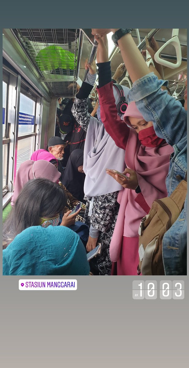 evirekyan's tweet photo. Ini jam 10.00 wib rasa 07.00 wib, njiiirrrr...bkin perbahan jdwal nya sambil tiduran ya gini, bukan makin baik malah makin ancur 😤😤 #gapeka2019  @CommuterLine @erickthohir @jokowi https://t.co/PUMh4A6FBn