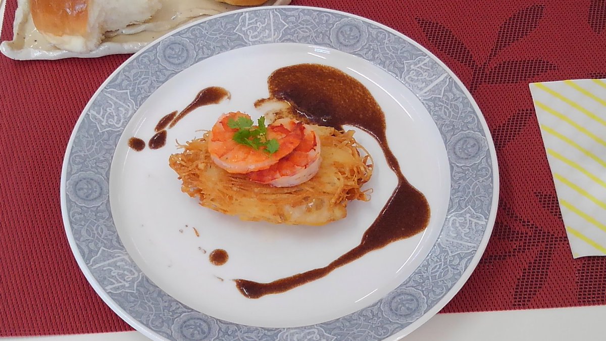 toryo_ac_jp's tweet image. 本日は食物文化科３年生による、保護者を招いての「感謝の会」です。西洋料理講師の菅野喜代治先生ご指導のもと、西洋料理フルコースを振る舞いました！３年間で身に付けた調理技術の集大成として、そして保護者への感謝を込めて調理しました。ご堪能いただけましたでしょうか。生徒たち成長しました！