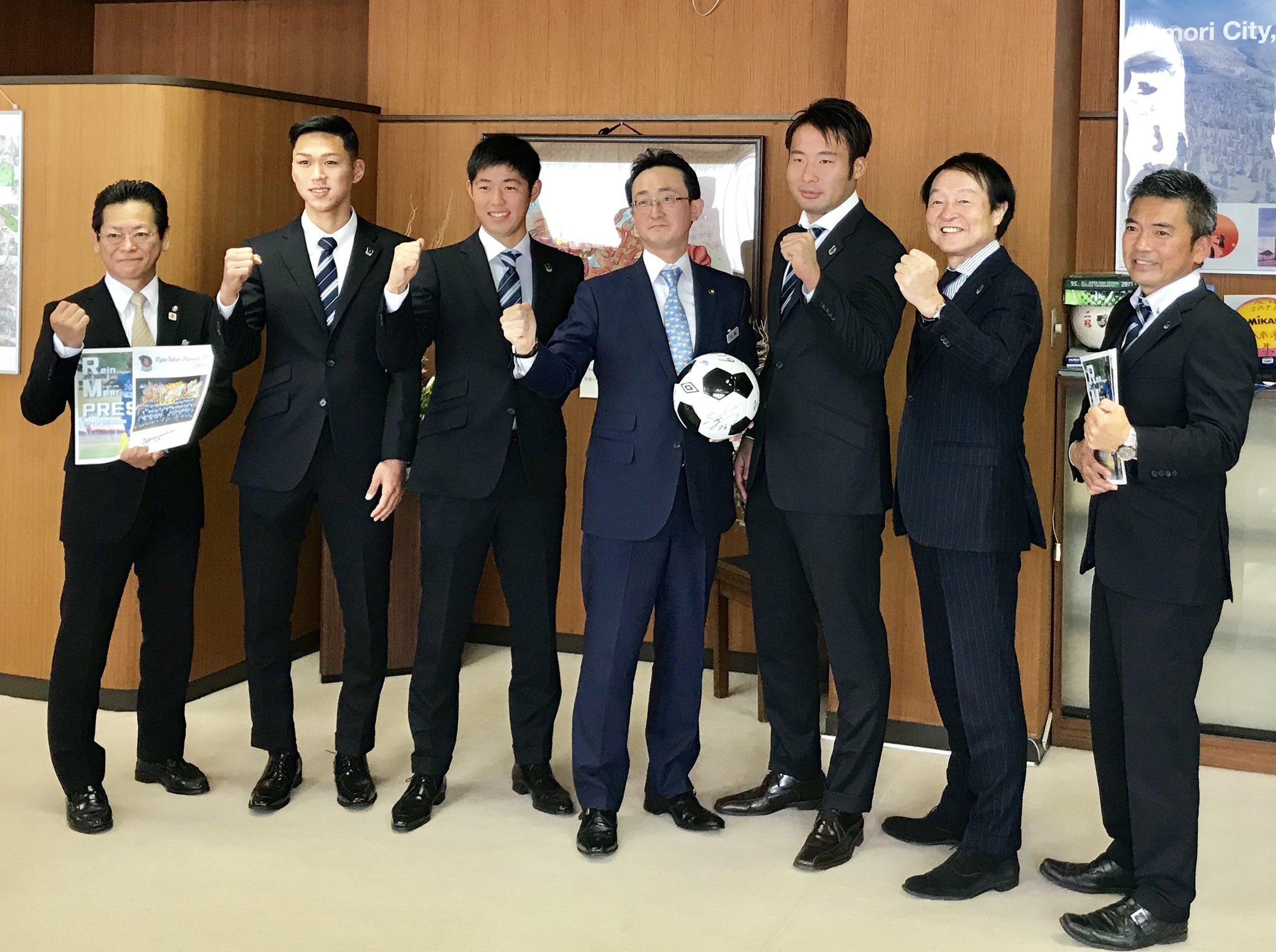 小野寺あきひこ 青森市長 ラインメール青森fcシーズン終了報告 榊美樹社長 井上晴雄チーフmg Gk神山竜一 Fw浜田幸織 Df石澤善己の3選手が来庁 j昇格3年計画中2年目の今期 Jfl13位も敢えて想定内と強気のコメント 青森市のホームタウン承認