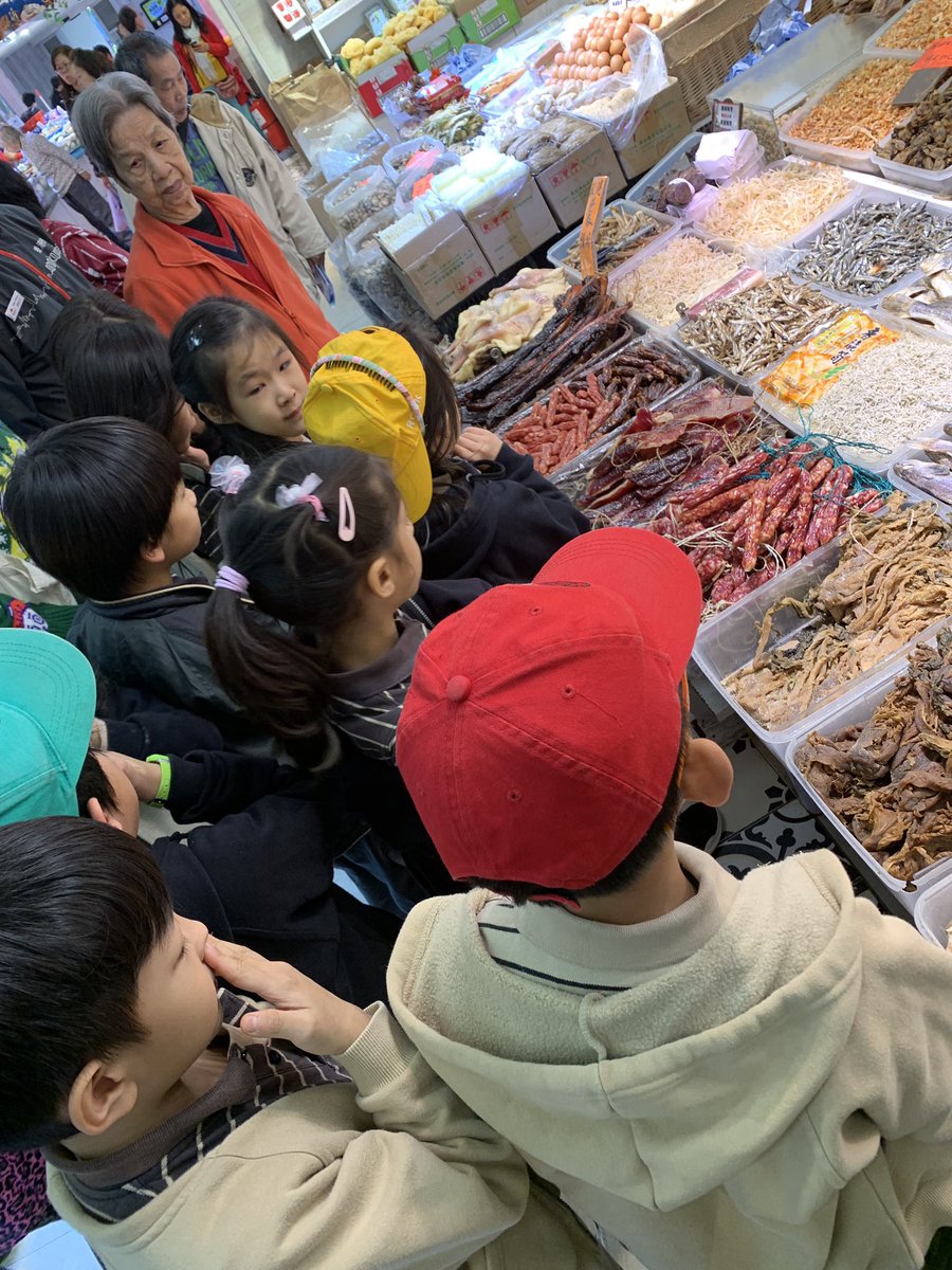 MsFitzY2's tweet photo. Exploring our local markets and grocery stores to find out more about where our food comes from. #HTWW #rchkpyp https://t.co/aVykrG1Ug5