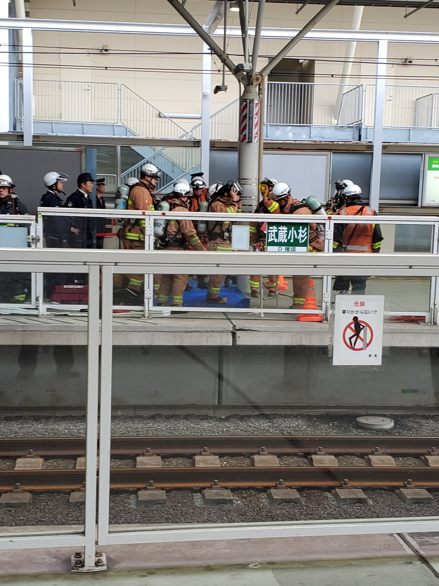 武蔵小杉駅の不審物騒ぎで消防隊らが集結している画像