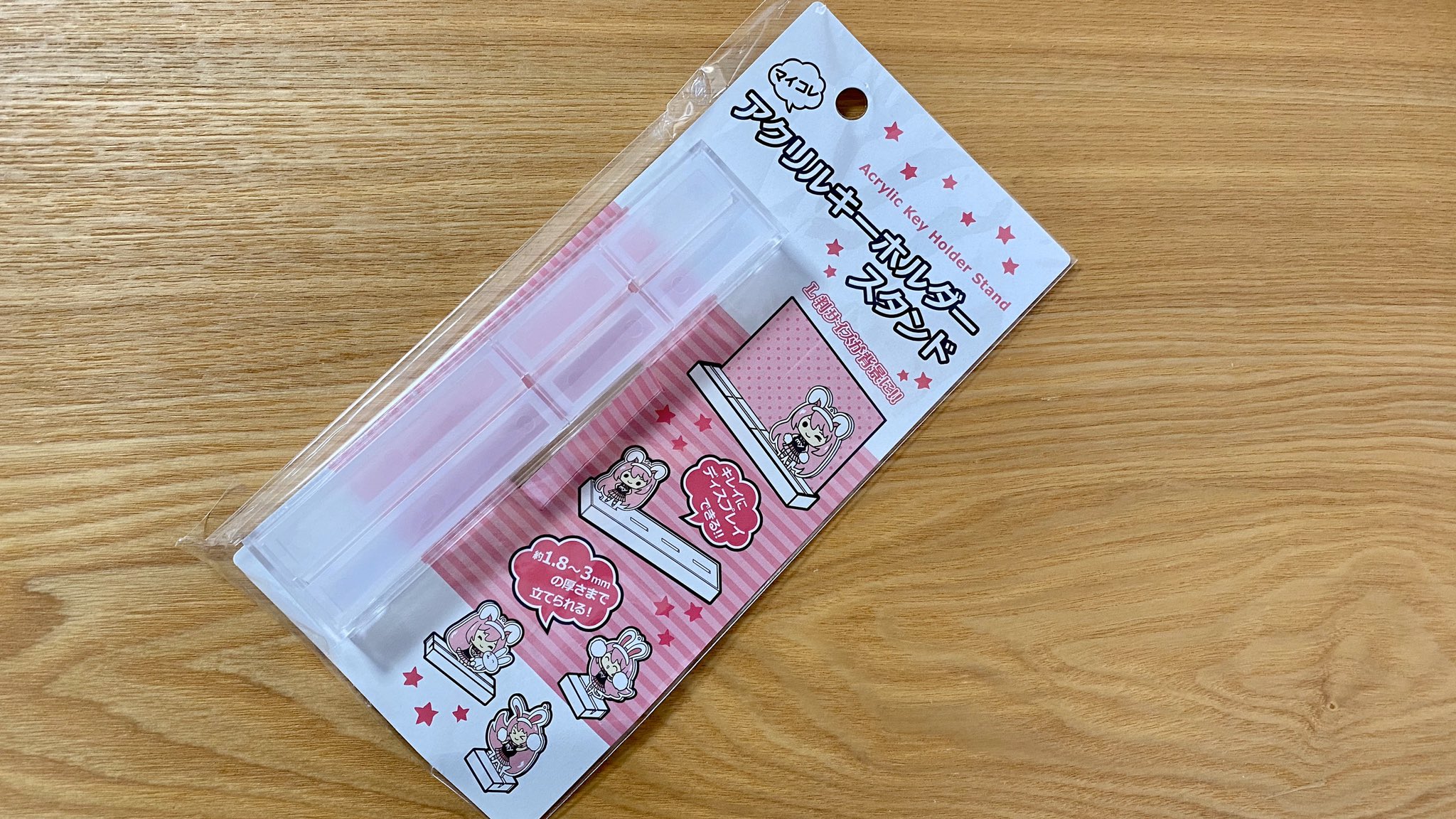 ネストグラフィックス 100均ショップのセリアで売ってる アクリルキーホルダースタンド 大きなものから小さなものまで しっかり飾れます 趣味のグッズも充実の100均恐るべし T Co Vni2tvee6e Twitter