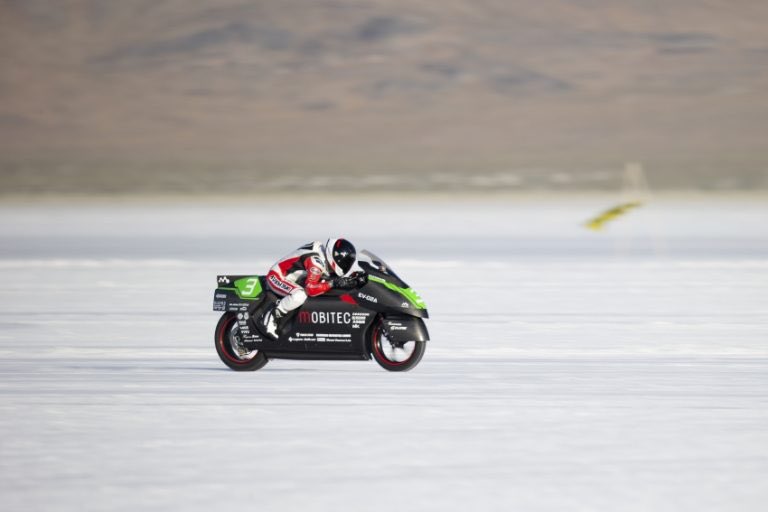 PutiMotor's tweet photo. 2019年8月、アメリカのユタ州ボンネビルで開催された「Bonneville Motorcycle Speed Trial」にて、株式会社モビテックが製作した電動バイク「EV-02A」が電動バイククラスの世界最速記録を樹立❗️
クラスレコードを超える329km/hで、初参戦から5年越しの悲願を達成〜‼️👏
https://t.co/CY3R9Z5RVO https://t.co/TC9Y1a8oEX