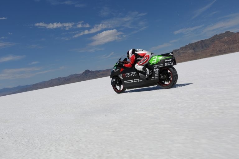 PutiMotor's tweet photo. 2019年8月、アメリカのユタ州ボンネビルで開催された「Bonneville Motorcycle Speed Trial」にて、株式会社モビテックが製作した電動バイク「EV-02A」が電動バイククラスの世界最速記録を樹立❗️
クラスレコードを超える329km/hで、初参戦から5年越しの悲願を達成〜‼️👏
https://t.co/CY3R9Z5RVO https://t.co/TC9Y1a8oEX