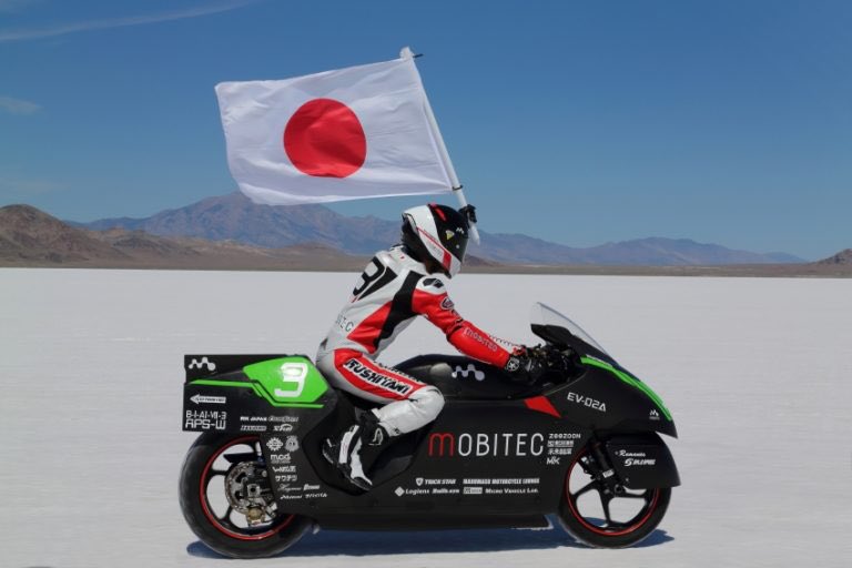 PutiMotor's tweet photo. 2019年8月、アメリカのユタ州ボンネビルで開催された「Bonneville Motorcycle Speed Trial」にて、株式会社モビテックが製作した電動バイク「EV-02A」が電動バイククラスの世界最速記録を樹立❗️
クラスレコードを超える329km/hで、初参戦から5年越しの悲願を達成〜‼️👏
https://t.co/CY3R9Z5RVO https://t.co/TC9Y1a8oEX