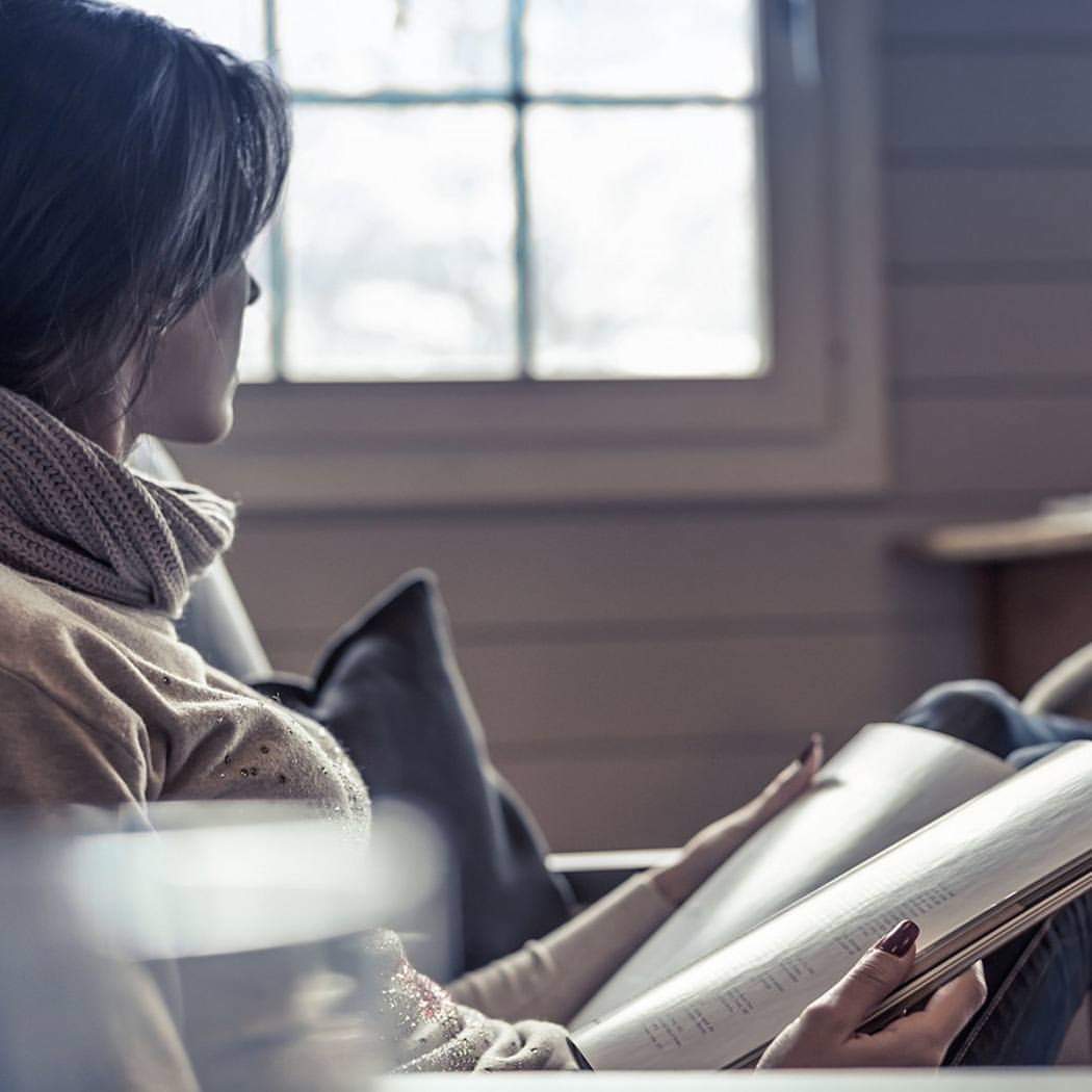 نبكي فجأة بـ دون سبب ،، 
أو نُحادث النّاس بـ أسلوب سيء دون إحساس ،، دائماً وراء هذا حُزن عظيم أو قصّة ،، لن يستطيع أحد فهمها ..!