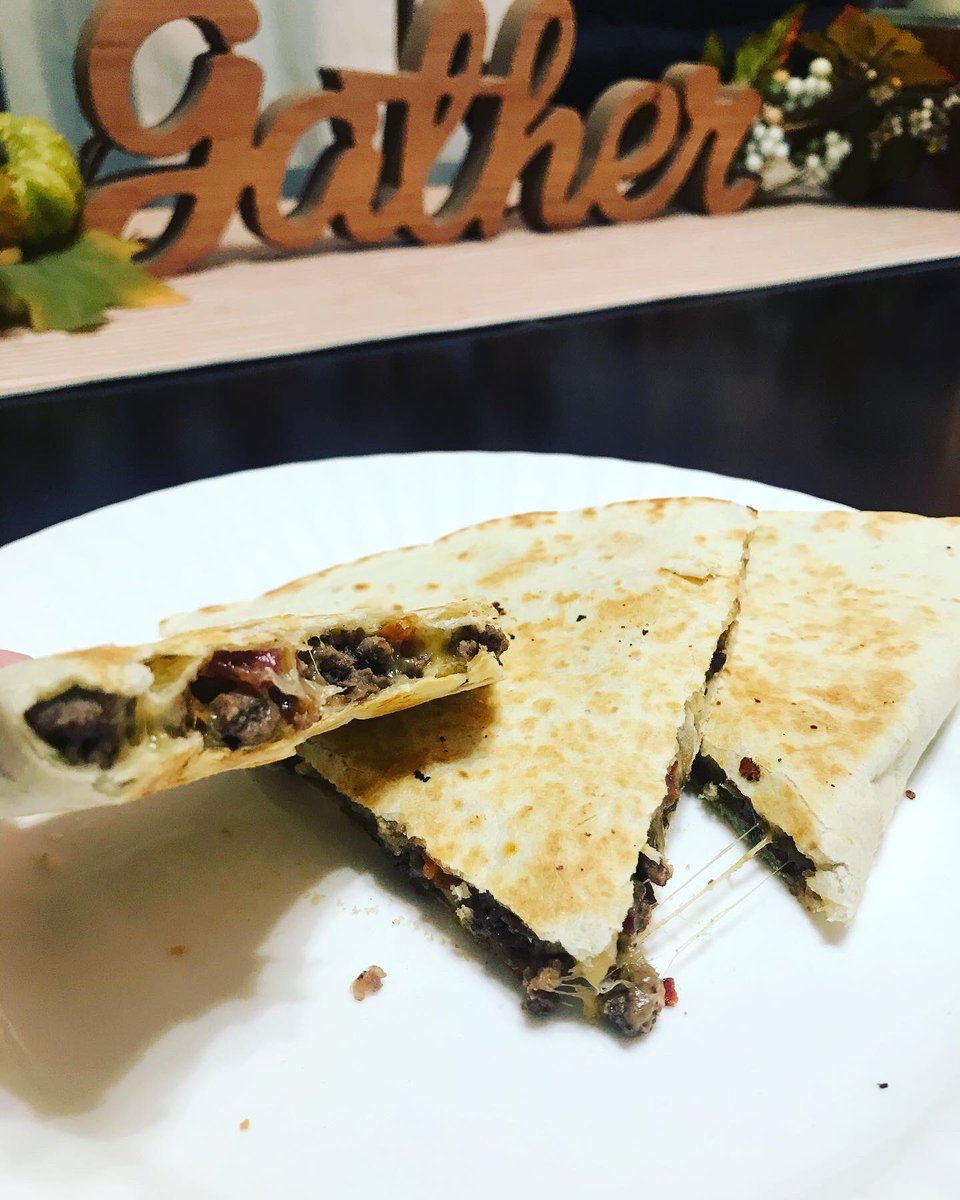heatherfalkner's tweet photo. Bacon Cheeseburger Quesadilla 🥓🍔Another tasty, yet quick meal tonight! Yum! #ilovetocook #easytomake #tastyfood #quickdinner https://t.co/VrfjwHECqx