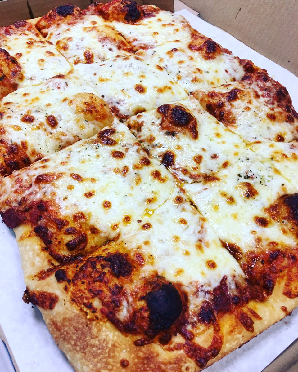 Kevin McCallister had it right.....is there anything better than a bubbling, browned Cheese Pizza all for yourself?

🧀 @galbaniprofessionaleus 
🌾 @centralmilling  @capopizza