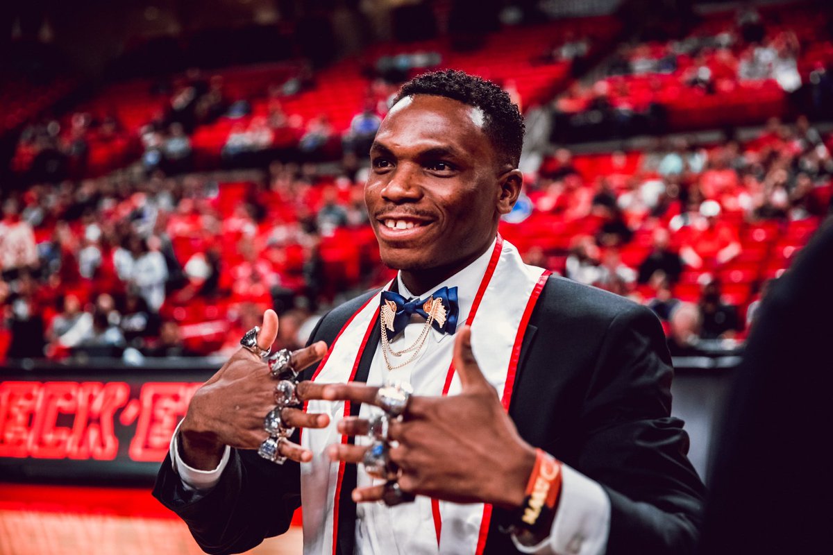 :#MRINeverExperredIt🤪 is now a Graduate 👨‍🎓 glory to God. I Work for it and I got it