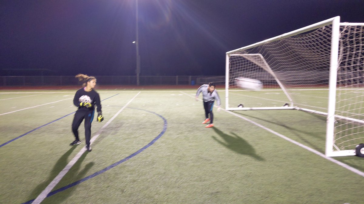Coach_Obed's tweet photo. Fun times with the best goalkeeping training crew in town @RevolucionGK1. Nice to have you back in town @RhiConelley. Hey @Gera_Alvarez19 and @_sissylyssy you need to bring your A game next time. I'm making a comeback! #RGK915 #GKUNION #thecrewisback https://t.co/IGfpwYbDiN