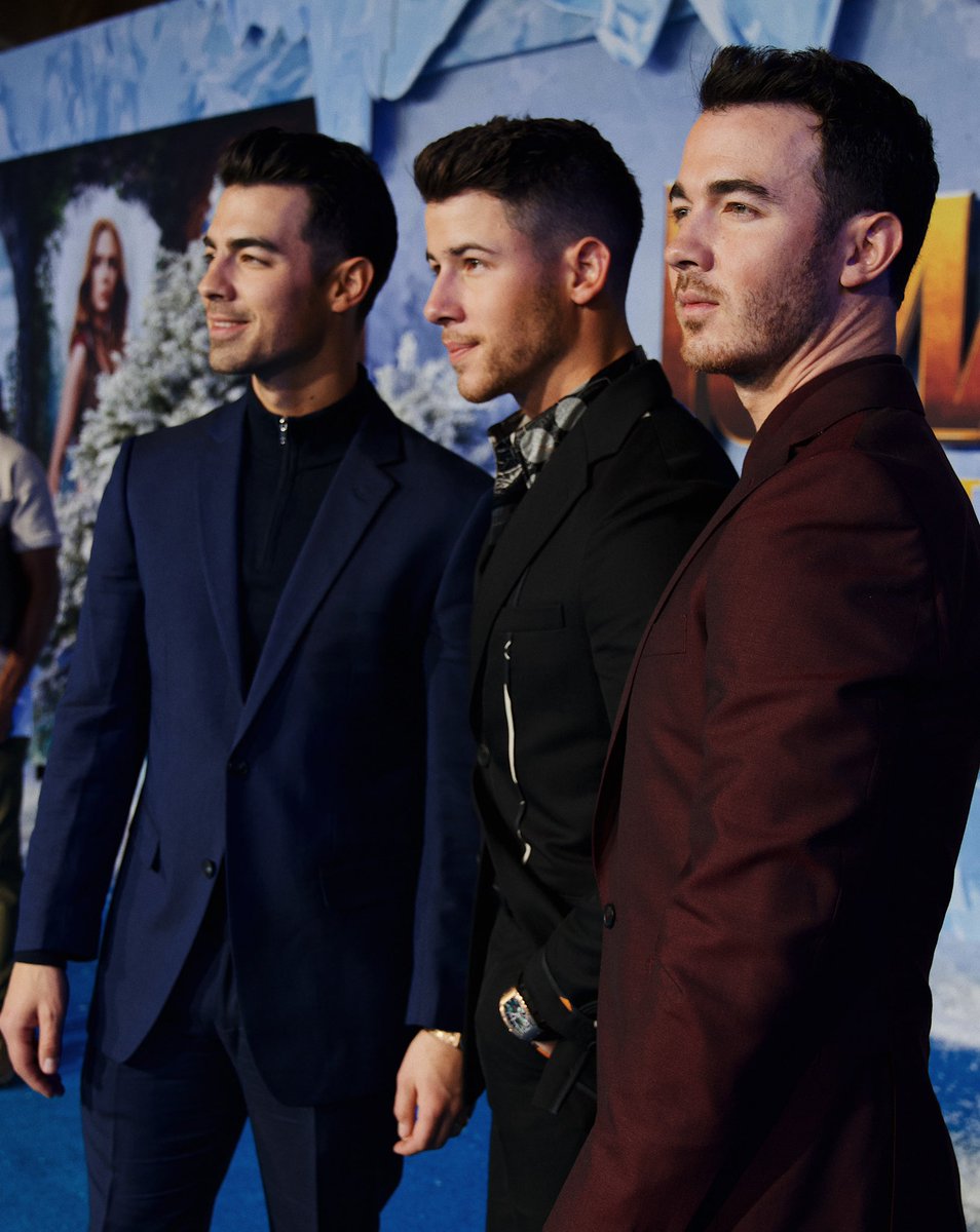 jonasbrothers's tweet photo. LA @jumanjimovie premiere 😎 https://t.co/5O9abaZIvu