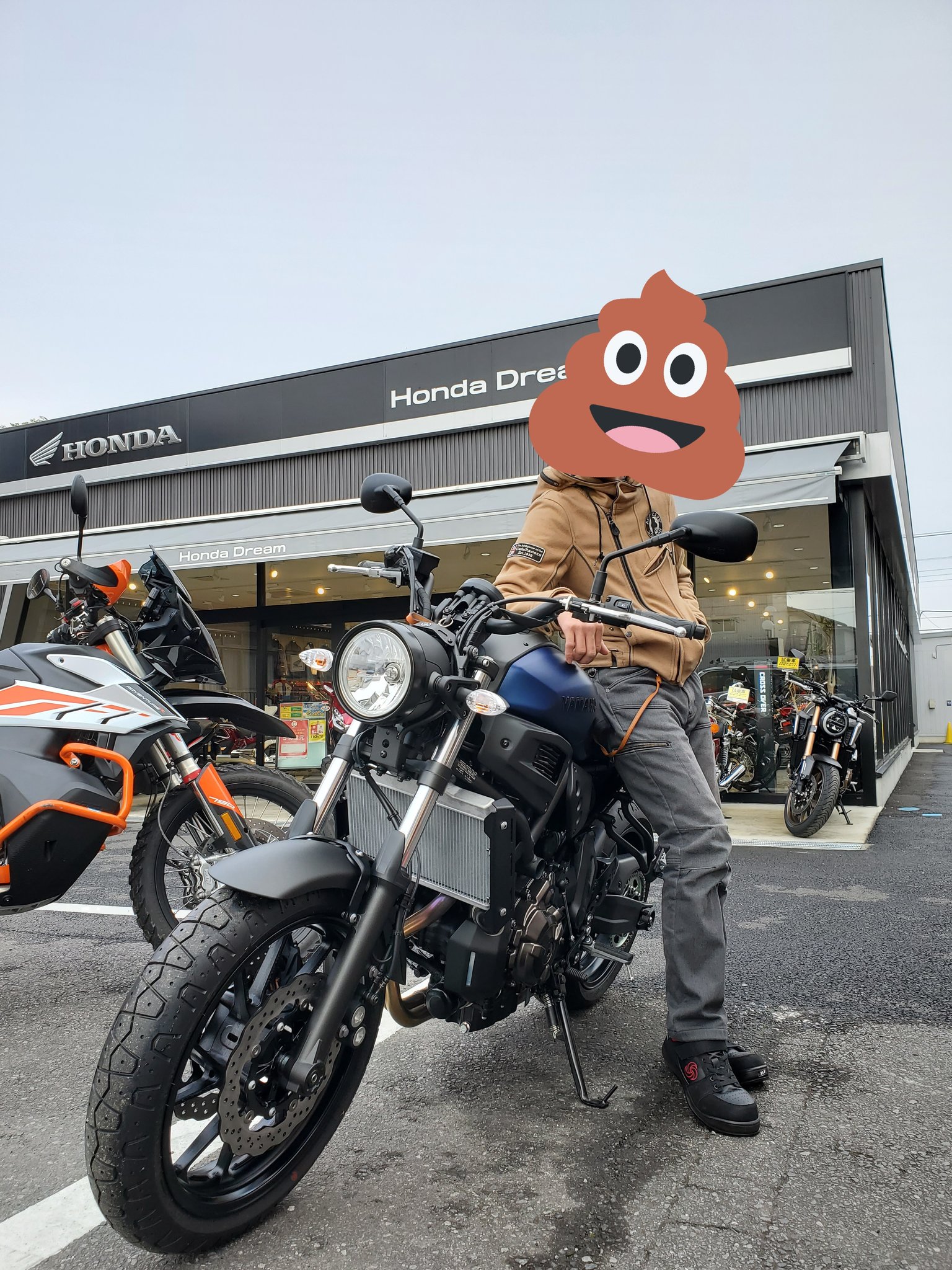 エクバ ヤマハ Xsr700納車した この色は今年まで カッコイイ エンジン最高 小刻みな鼓動感たまらん 車体軽くて下道でも快適 5cmシート高なのに身長168cmで両足ついた Etc取り付け位置はバイク屋と要相談 T Co Ridbtbwgse