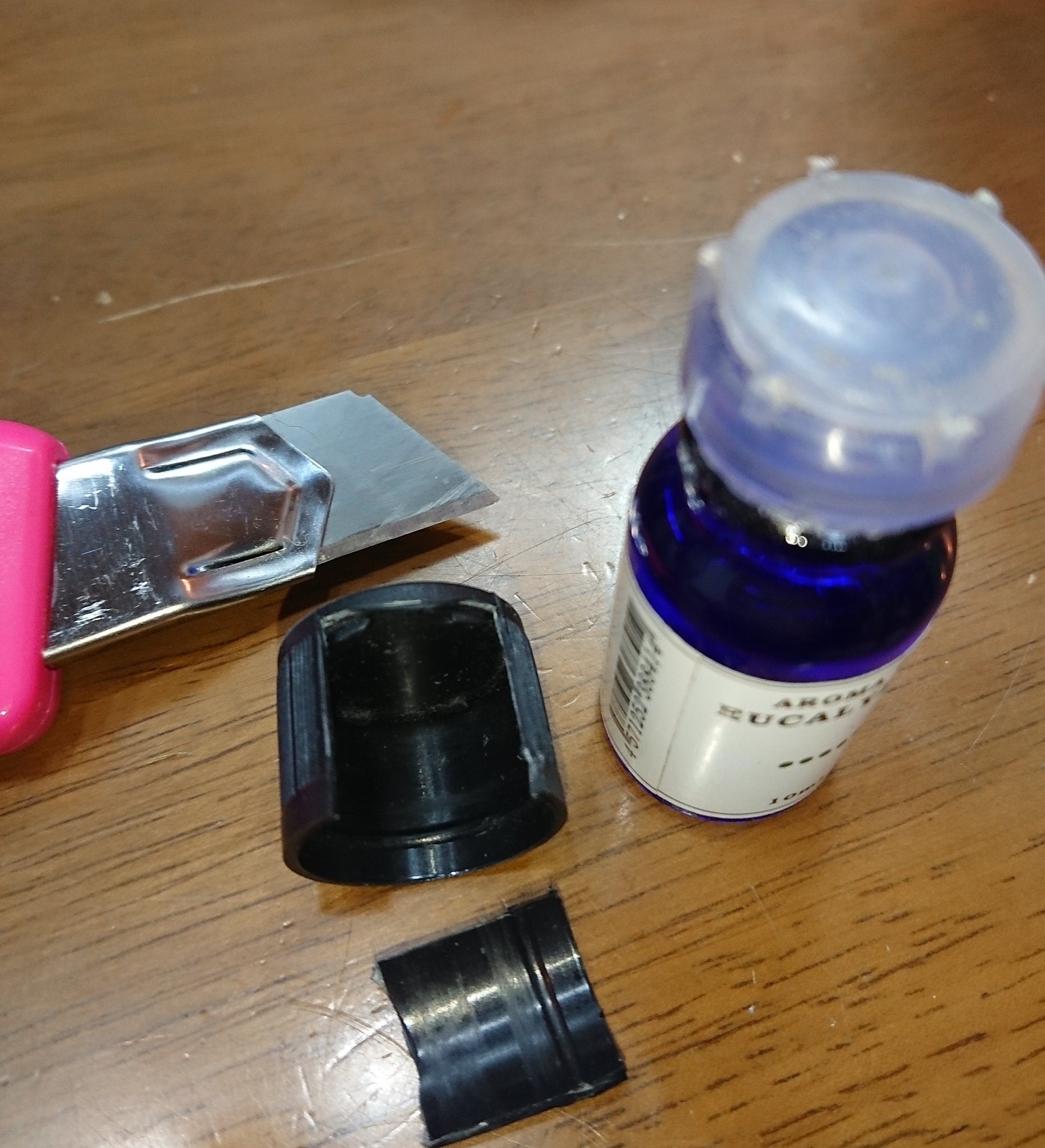 レトロ雑貨くるみ屋 アロマオイル のチャイルドロック形式の蓋がどうしてもどうしても開かなくて 二重になっている蓋の外側をカッターで切った アロマで癒される前に蓋でイライラmaxになることから解放された アロマオイル 蓋開かない T Co