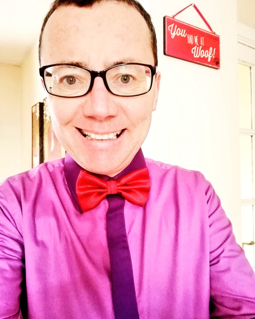 pauldunphy's tweet image. Yay or nay Twitterhive on the dickie/shirt colour clash combo !? I've a social media video consultation to do shortly. (I'm a busy 🐝). My shirt as always is made to measure and from brilliant Irish biz @Devils_Edge 💚👌 #HireTheSquire #Consultant