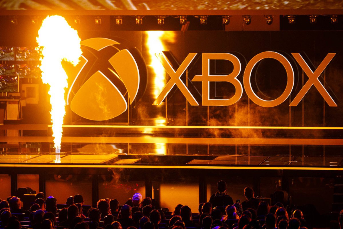 TripPack's tweet photo. The New Xbox Has a Name and a Questionable Shape 
 Xbox Series X is a sort of desktop-tower-shaped black box with an aesthetic quite similar to the consoles that came before. 
 https://t.co/43iLDbhfQa https://t.co/rwBJqY5hbv