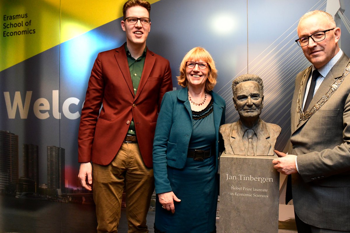Today, <a href="/rotterdam/">Gemeente Rotterdam</a>'s mayor Ahmed Aboutaleb unveiled the brand new statue of Nobel Prize winner Jan Tinbergen at our school. Biographer Dr. Erwin Dekker also gave a speech during the occasion. The beautiful bronze statue was made by Lia Krol. <a href="/College010/">B en W Rotterdam</a> #tinbergen #economics