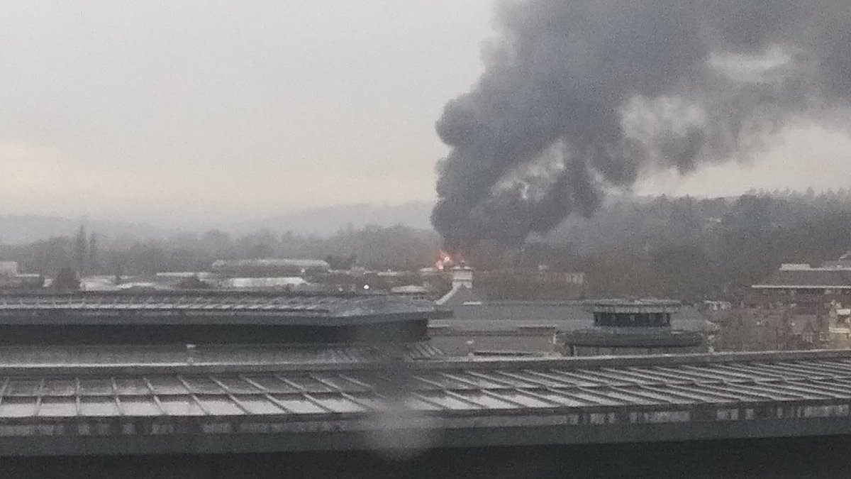 LUK3's tweet photo. @rdgchronicle massive fire in Reading, Berks https://t.co/1Gn3Zy0DuC