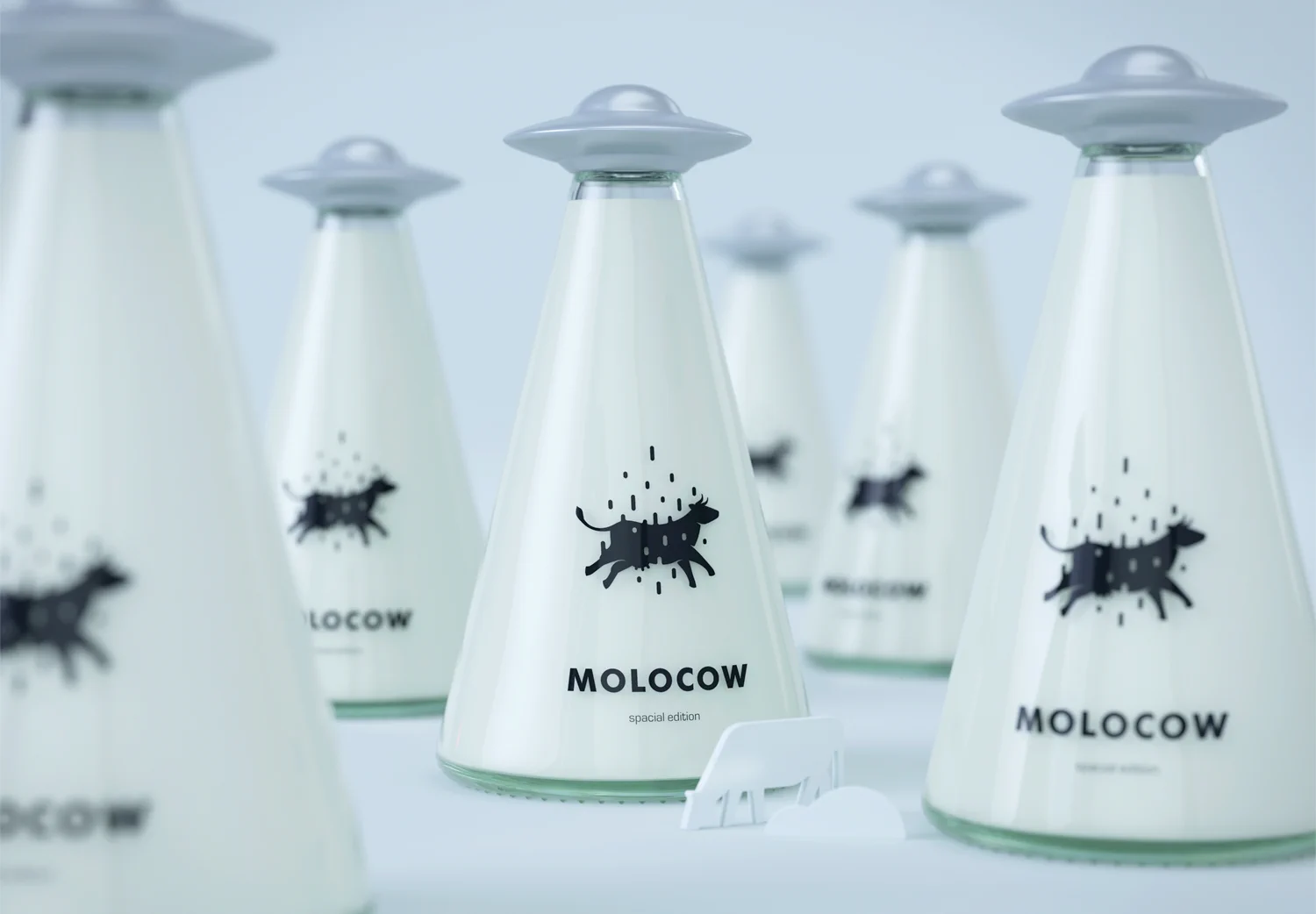 牛乳嫌いの子供たちに受け入れられる？！新しい牛乳瓶のデザインはなんとUFOに連れて行かれる牛？！