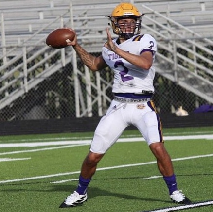 campmoula_MG's tweet photo. The Camp spotlights Luke Alleman. Junior QB at Thibodaux high. Kid racked up 2500 yards passing with 29 TD's. Earned 1st team all district honors with motivation to be an even better passer as a senior. #MG #CMU #SignalCallers @lukealleman https://t.co/rMlCabtlPD