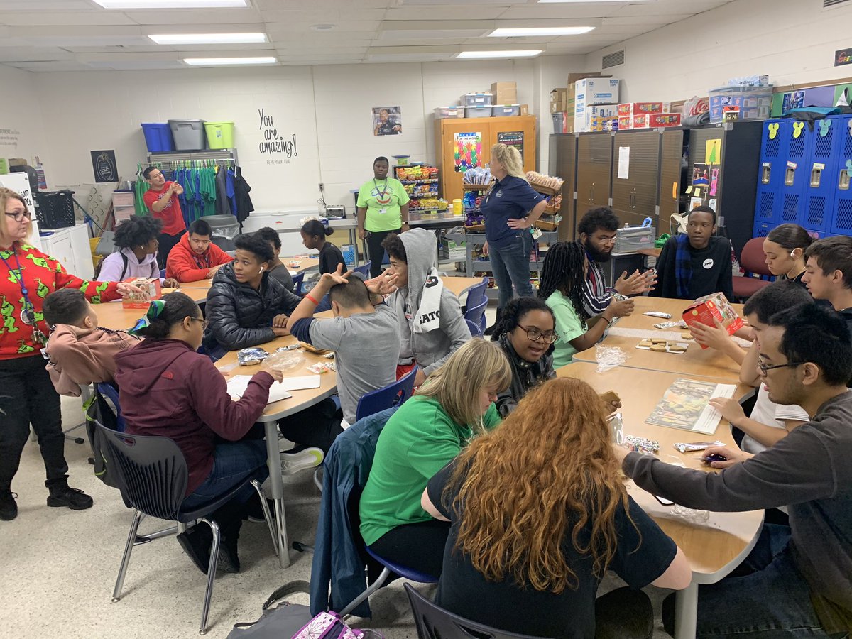 RachelLee0625's tweet photo. Pairing up with special education to make gingerbread houses today during leadership class! https://t.co/UZYd6qocyg