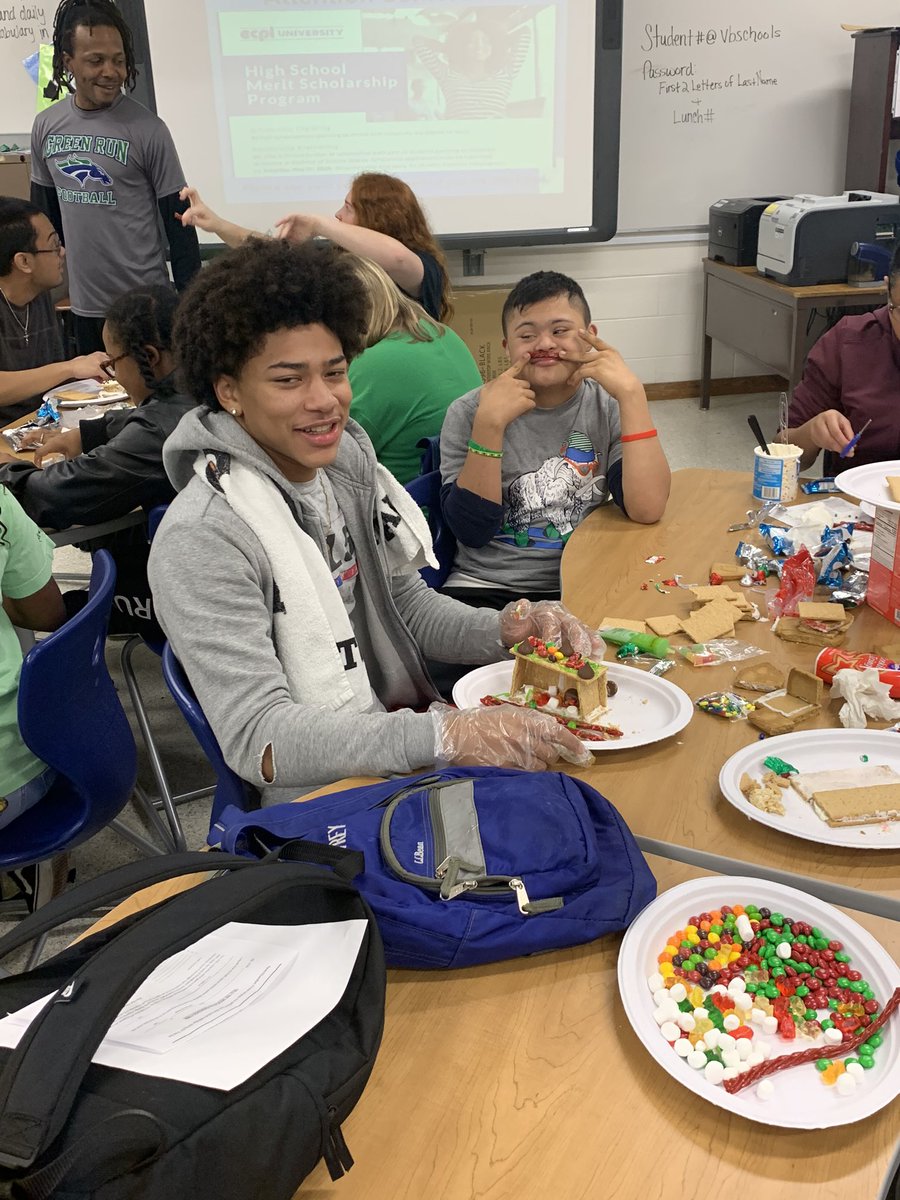 RachelLee0625's tweet photo. Pairing up with special education to make gingerbread houses today during leadership class! https://t.co/UZYd6qocyg